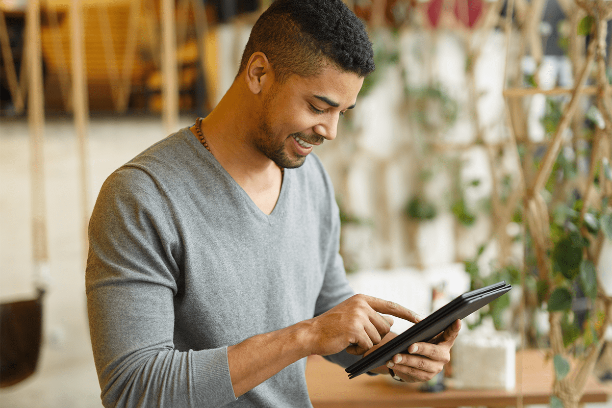 Homepage-Mobile-B-1200×800 Man happy while using Inkling on a tablet for operational learning